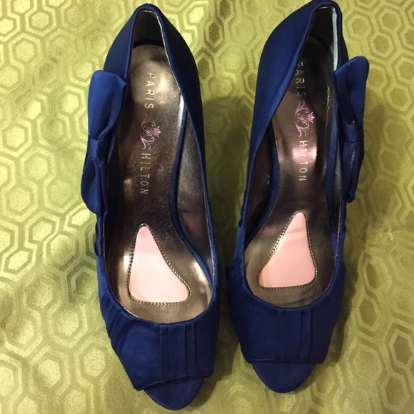 Blue pumps