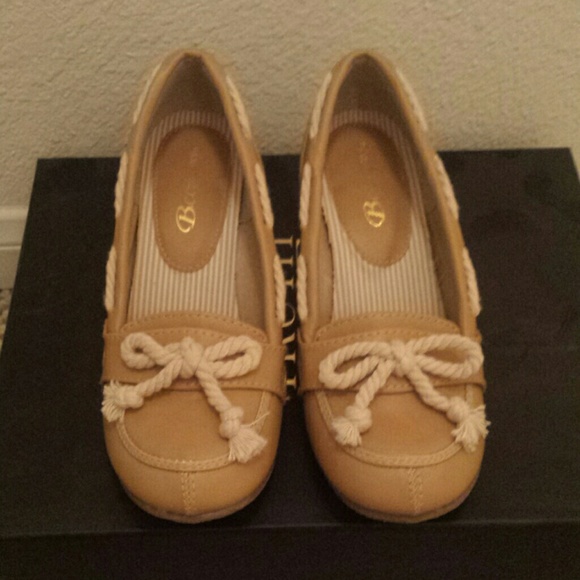 Mustard || Bow Heels - Picture 1 of 3
