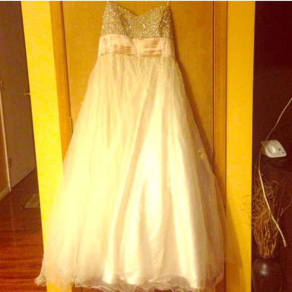 PROM DRESS!! - Picture 2 of 4