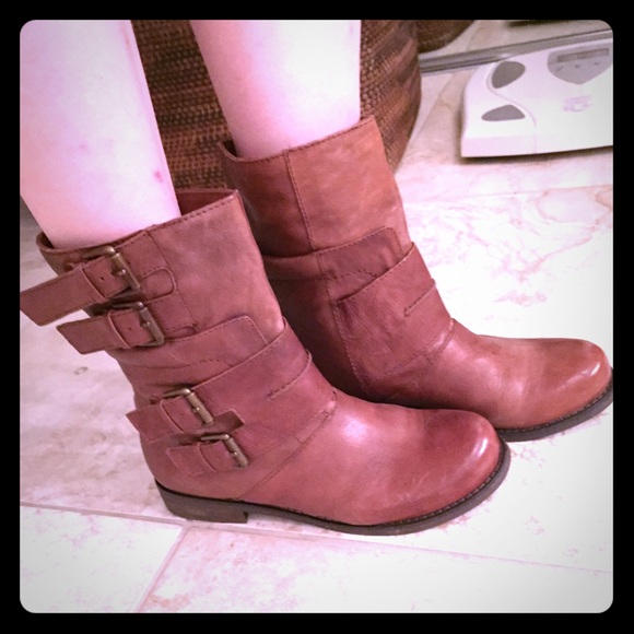 Cognac buckled leather boots!
