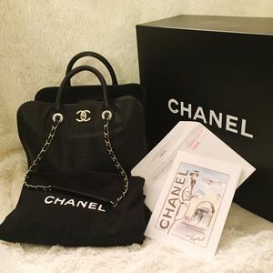 🔴SOLD🔴 🎉HP 4.18.15🎉 Chanel Up In the Air tote.