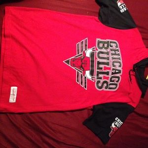 Doublehooded Mitchell & Ness Chicago Bulls t-shirt