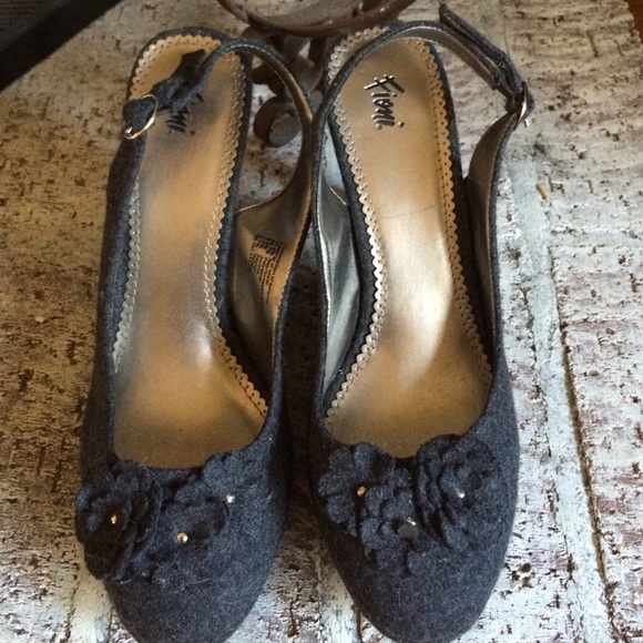 Gray "wool" fabric sandals size 9 1/2