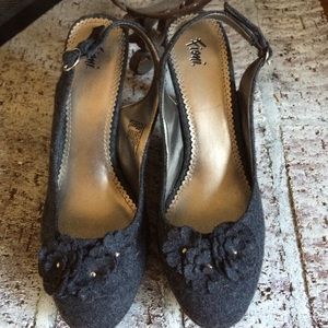 Gray "wool" fabric sandals size 9 1/2