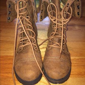 Distressed brown combat boot!