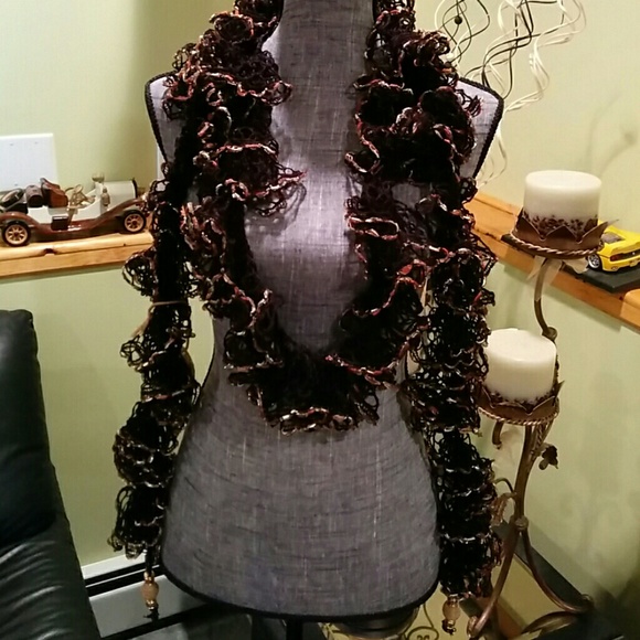 SOLD NWT HANDMADE RUFFLED SCARF - Picture 4 of 4