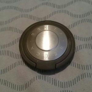 Becca concealer duo in Tahini