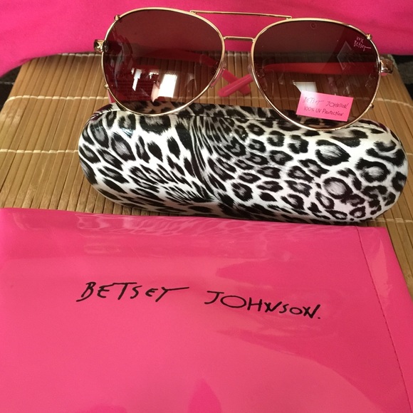 Betsey Johnson Accessories - NWT BETSEY JOHNSON PINK&GOLD AVIATORS