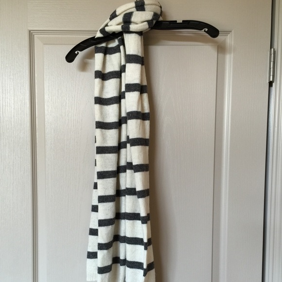 Grey & White wool Gap scarf