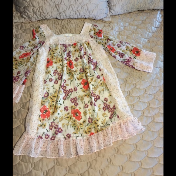 Dresses & Skirts - Beautiful Flowered Dress 💞