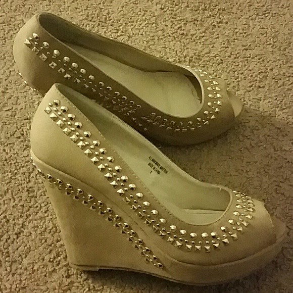Beautiful nude and gold wedges