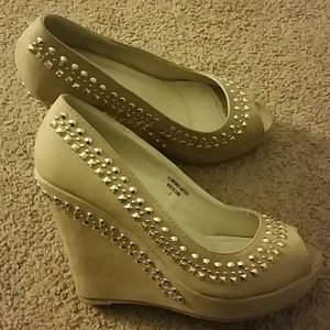 Beautiful nude and gold wedges