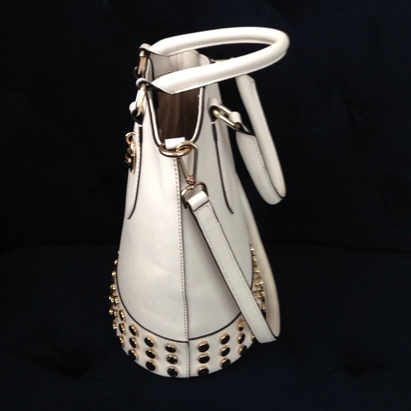 Gorgeous white leather / gold stud bag! - Picture 2 of 4