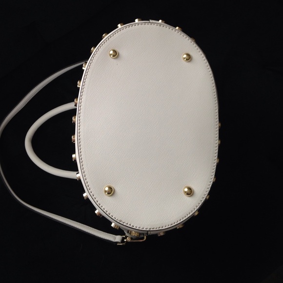 Gorgeous white leather / gold stud bag! - Picture 4 of 4