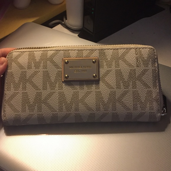 Authentic Mk Continental wallet Vanilla