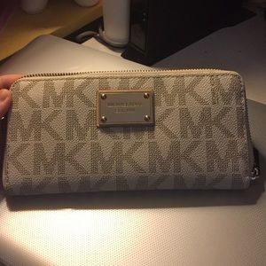 Authentic Mk Continental wallet Vanilla