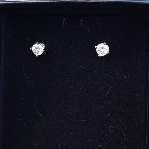 Beautiful 1 carat earrings never worn !!