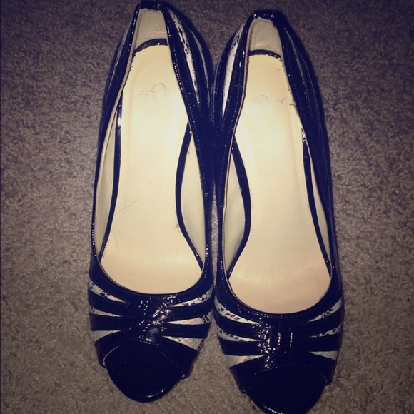 Open toe shoes
