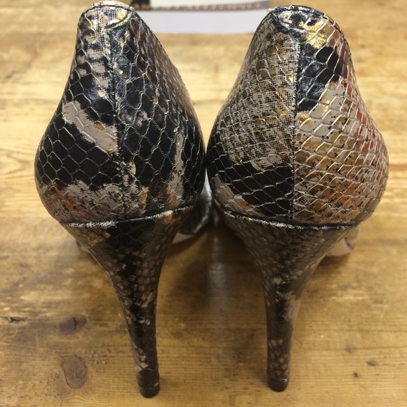SOLD NWOT Alice + Olivia Dina Snake Pumps - Picture 4 of 4