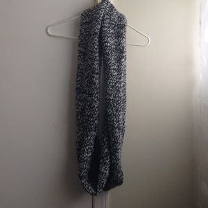 Hollister-black and white scarf