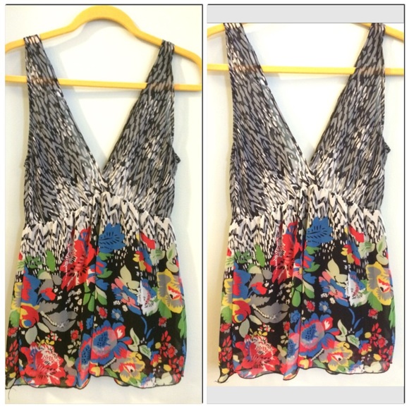 Sheer v-neck tunic by Gracie