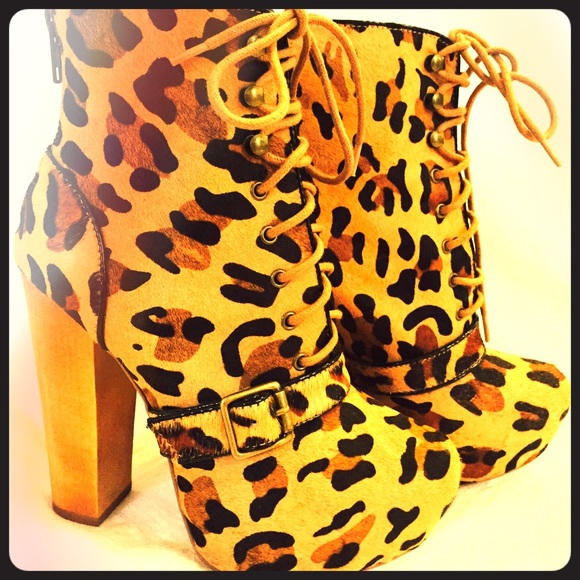 Never worn Steve Madden