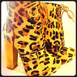 Never worn Steve Madden