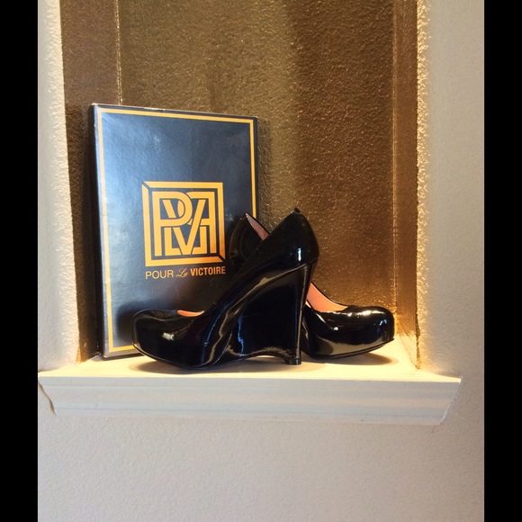 Pour La Victoire Black Patent Leather Wedges - Picture 1 of 4