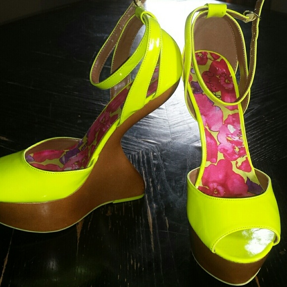 Open toe wedge