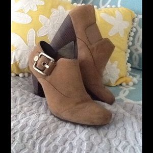 PRICE DROP💰Super cute suede ankle boots