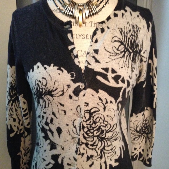 🎉NEW 🎉 Cardigan 3/4 sleeve 🌹 - Picture 2 of 3