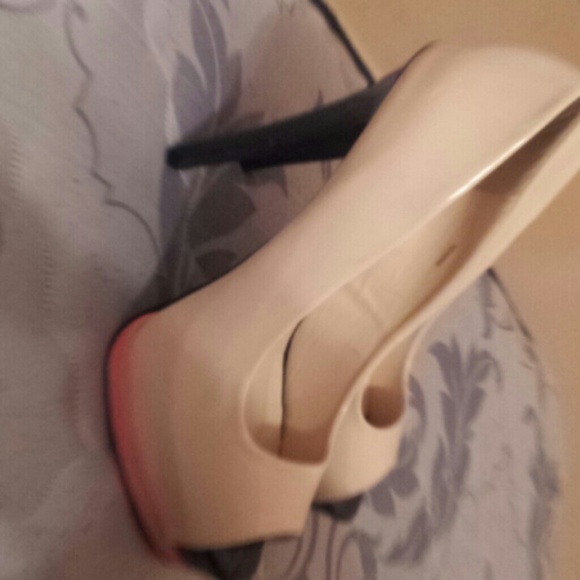 High heals - Picture 3 of 3