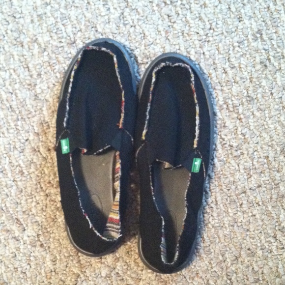 Black sanuks- never worn