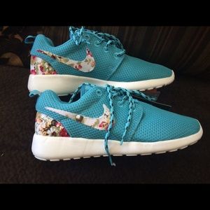 New blue flower woman's roshe 6.5