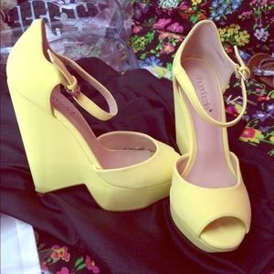Shoedazzle Yellow Structural Wedge