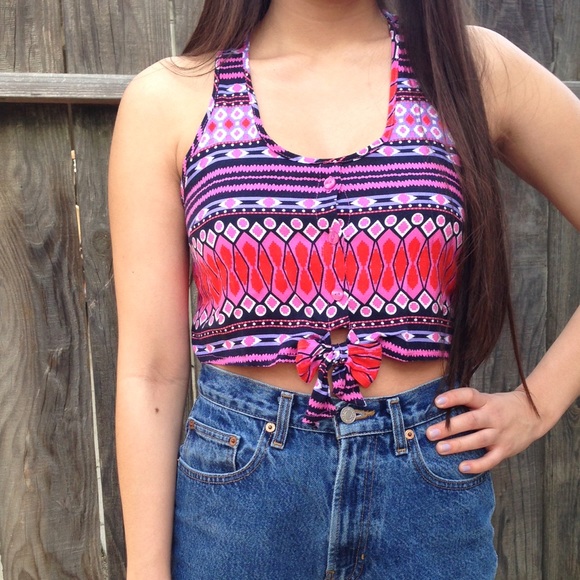 Tops - ~NWT~ Unique print crop top