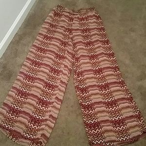 Bold palazzo pants! Extremely classy.