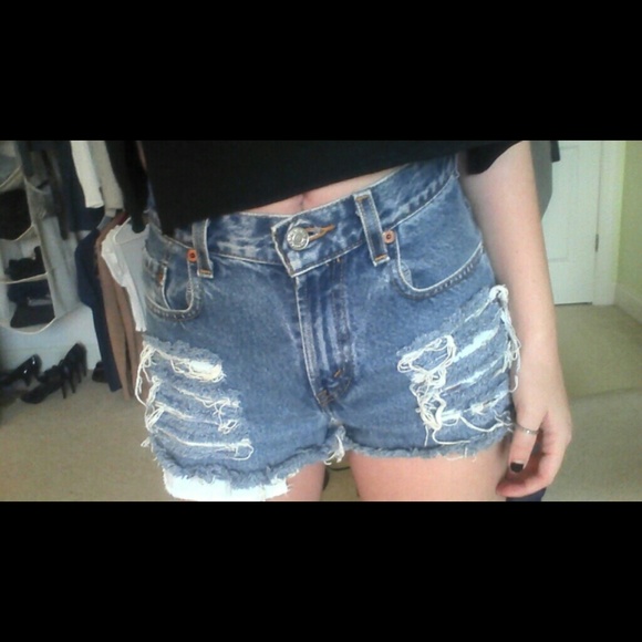 HIGH WAISTED VINTAGE LEVI'S CUTOFFS