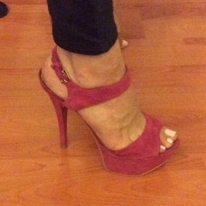 Fushia pink strappy sandal!