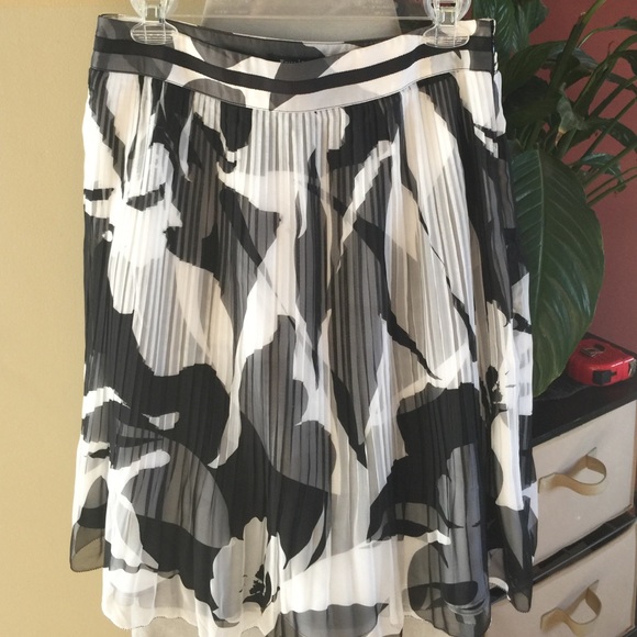 White House Black Market Skirt