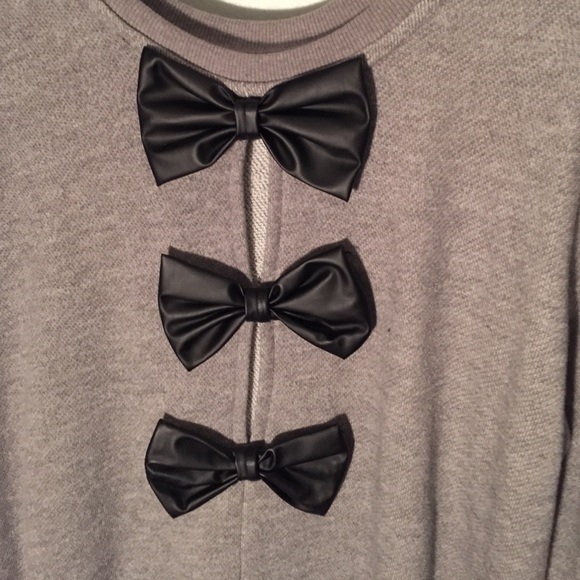 ❤️SOLD❤️Grey sweatshirt. - Picture 2 of 2