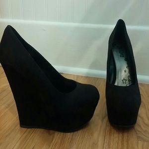 Black wedges