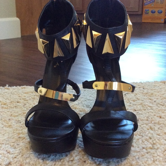 Qupid Shoes - NWOT black w/ gold embellishment heels