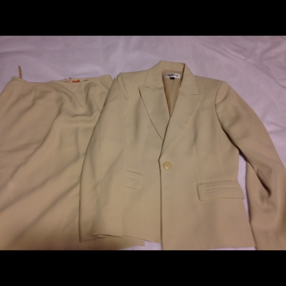 Suit.  FINAL MARK DOWN‼️