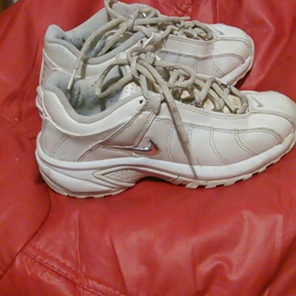 White nikes - Picture 2 of 3