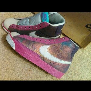 Nikes! Never worn them !