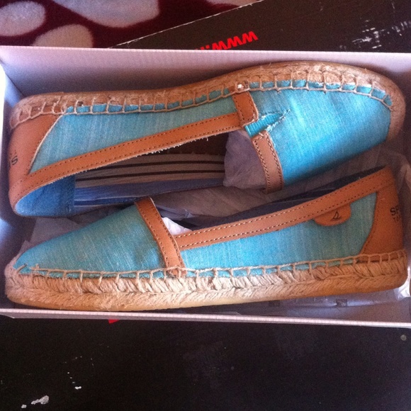 Sperry  light-blue esparadillas flats.