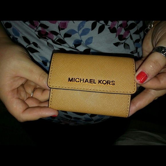 MICHEAL KORS TRI-FOLD LEATHER WALLET