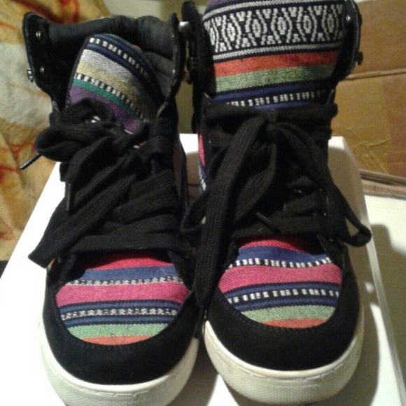 Multicolor tennis shoes