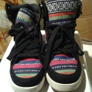 Multicolor tennis shoes